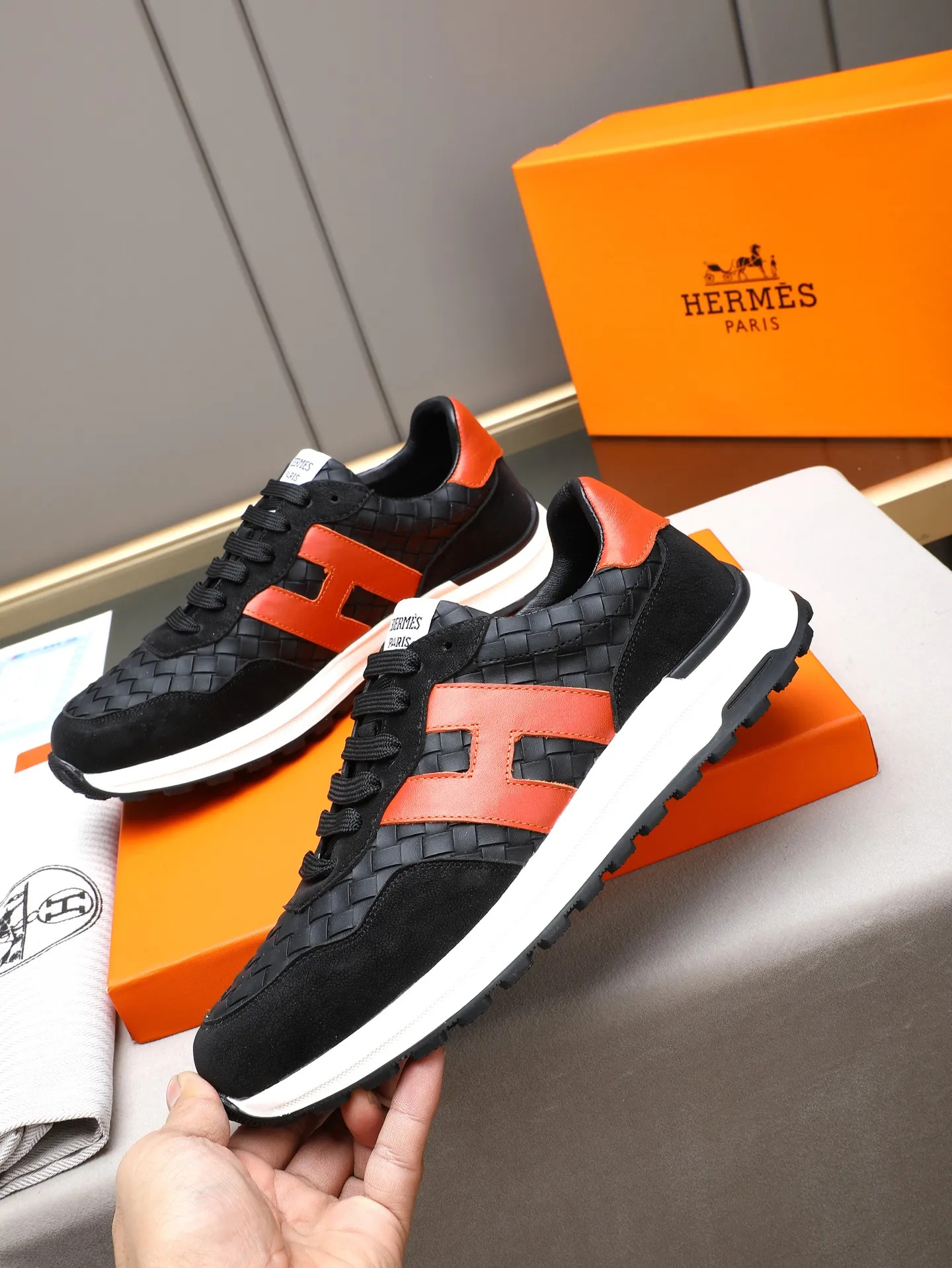 📛📛📛PPP420 (Hermes)🆕Men's color-blocked sneakers with textured calfskin details. Spliced ​​with original cowhide, this shoe draws inspiration from the equestrian world, integrating technical details and practical functions. Breathable sheep lining, original combination outsole, high-end quality, and every detail is perfectly combined! Size: 38-44 (45 can be customized)